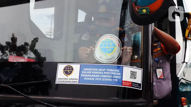 FOTO: Jelang Natal dan Tahun Baru, Petugas Dishub Inspeksi Keselamatan bus di Terminal Kalideres