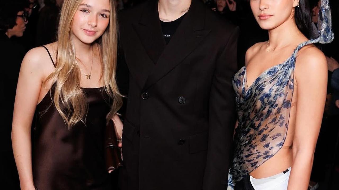 5 Potret Cantik Harper Anak David dan Victoria Beckham saat Dukung Sang Ibu di Paris Fashion Week