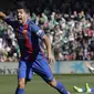 Striker Barcelona Luis Suarez memprotes kebijakan wasit pada duel melawan Real betis, Minggu (29/1/2017). (AP Photo/Miguel Morenatti)
