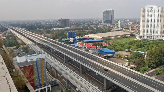 Kendaraan melintas di Tol Layang Jakarta-Cikampek, Bekasi, Jawa Barat, Minggu (7/6/2020). Jalan Tol Layang Jakarta Cikampek II (Eleveted) mulai hari ini kembali beroperasi setelah sebelumnya ditutup total akibat kebijakan larangan mudik Lebaran sejak Minggu (7/5/2020). (Liputan6.com/Herman Zakharia)