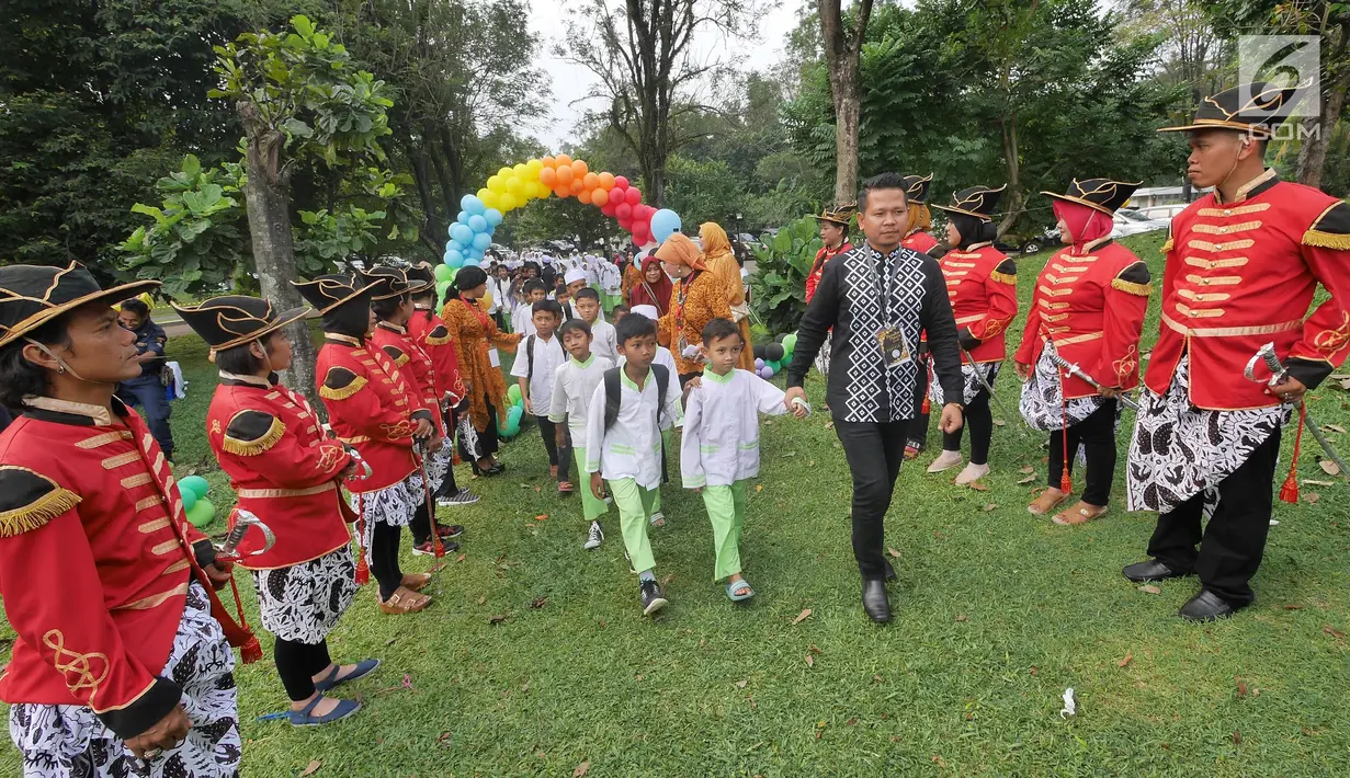 Anak yatim dan disabilitas saat tiba mengikuti buka puasa bersama yang digelar Yayasan Pundi Amal Peduli Kasih Indosiar dan SCTV (SCM) bekerjasama Yayasan Peduli Anak indonesia di Gunung Putri, Bogor, Sabtu, (02/6). (Liputan6.com/Herman Zakharia)