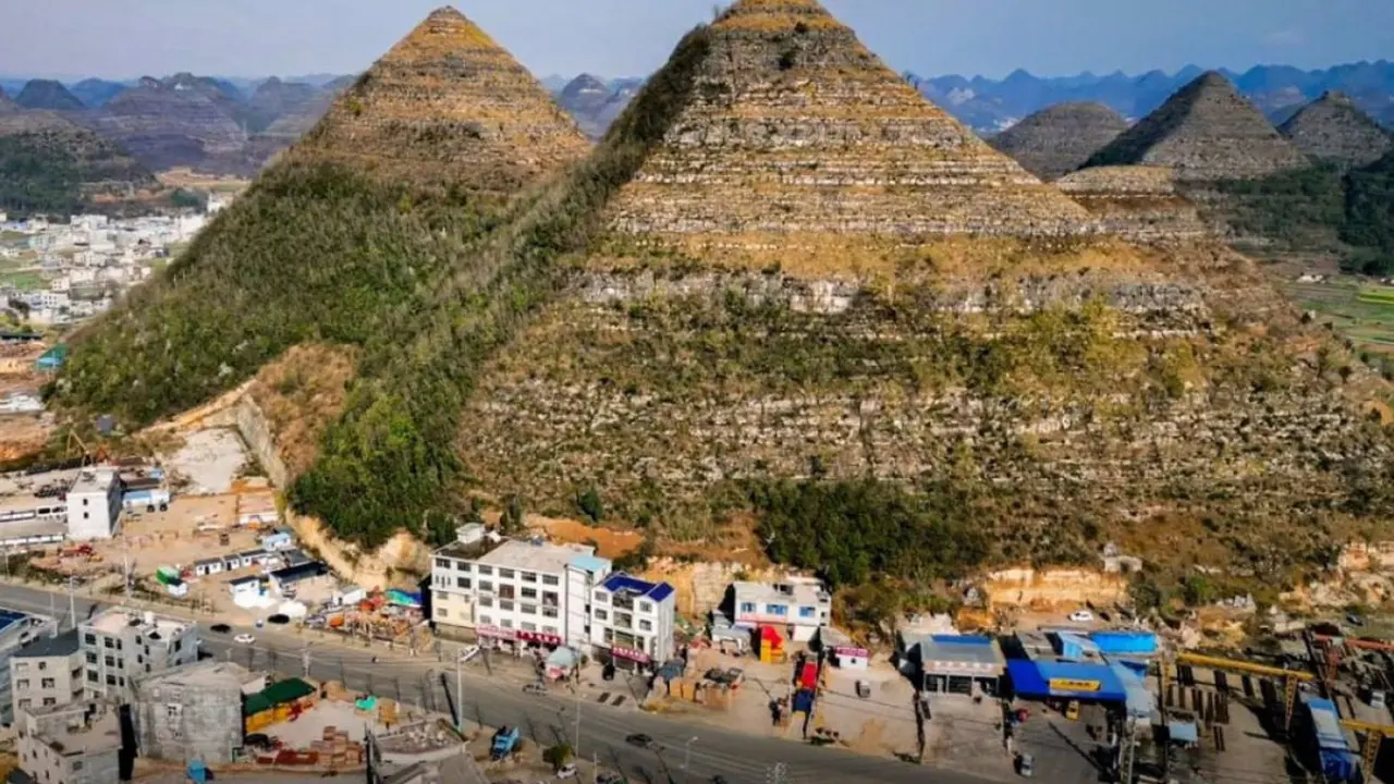 Kabupaten Anlong di China menjadi tujuan wisata populer berkat bukit-bukitnya yang menyerupai piramida. Kini, muncul konspirasi terkait bukit tersebut (Xinhua).