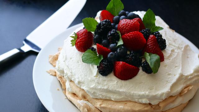 Pavlova Cake