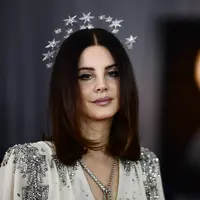 Bisa dibilang, Lana Del Rey telah berhasil lolos dari maut yang sudah lama mengincarnya. (JEWEL SAMAD / AFP)