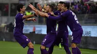 Para pemain Fiorentina merayakan gol Jordan Veretout (tengah) saat melawan AS Roma pada laga Serie A di Artemio Franchi stadium, Florence, (5/11/2017). AS Roma menang 4-2. (AFP/Tiziana Fabi)
