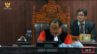 Hakim MK Arief Hidayat menyoroti perbedaan tanda tangan Ketum Partai NasDem Surya Paloh di surat kuasa dan KTP. Hal ini ditemukan Arief saat sidang sengketa Pileg 2024 yang diajukan Partai NasDem. (Foto: Youtube Mahkamah Konstitusi RI)