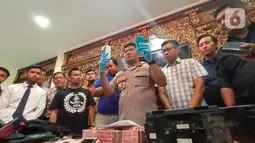 Polisi menunjukkan barang bukti kasus pembobolan ATM saat rilis di Polrestabes Semarang, Jawa Tengah, Kamis (9/1/2020). Dalam kasus ini polisi menyita barang bukti uang senilai Rp 775 juta. (Liputan6.com/Gholib)