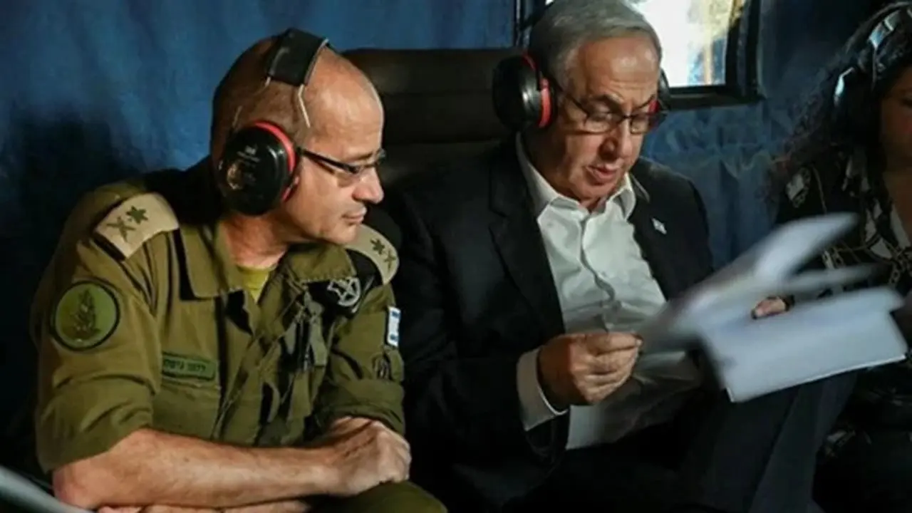 Perdana Menteri Benjamin Netanyahu (kanan) bersama sekretaris militernya, Mayjen Roman Gofman, saat berada di dalam sebuah helikopter pada 30 Juni 2024.