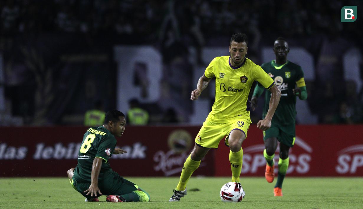 Bek Persik Kediri, Jefferson Alves, berebut bola dengan penyerang Persebaya, Oktafianus Fernando, pada laga pembuka Shopee Liga 1 2020, Sabtu (29/2). Persebaya dan Persik bermain imbang 1-1. (Bola.com/Yoppy Renato)