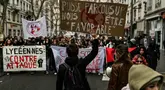 Sejumlah siswa ikut serta dalam demonstrasi menyusul seruan mogok dan protes dari serikat guru mengenai gaji dan kondisi kerja, di Lyon, Prancis, pada 1 Februari 2024. (JEFF PACHOUD/AFP)