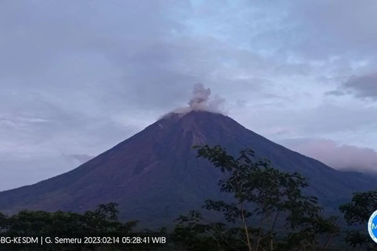 Pengamatan secara visoal Gunung Semeru dari PPGA Semeru di Gunung Sawur (Istimewa)