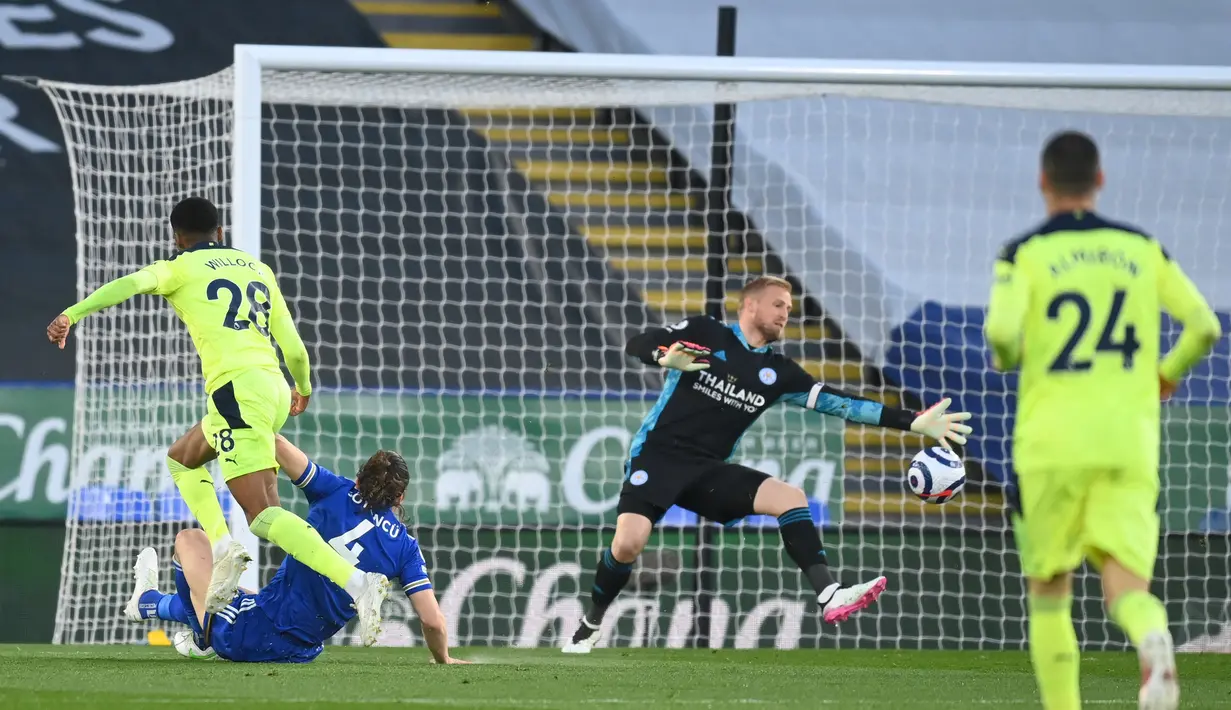 Gelandang Newcastle United, Joe Willock (kiri) melepaskan tendangan yang berbuah gol pertama timnya ke gawang Leicester City dalam laga lanjutan Liga Inggris 2020/2021 pekan ke-35 di King Power Stadium, Leicester, Jumat (7/5/2021). Newcastle menang 4-2 atas Leicester. (AFP/Michael Regan/Pool)