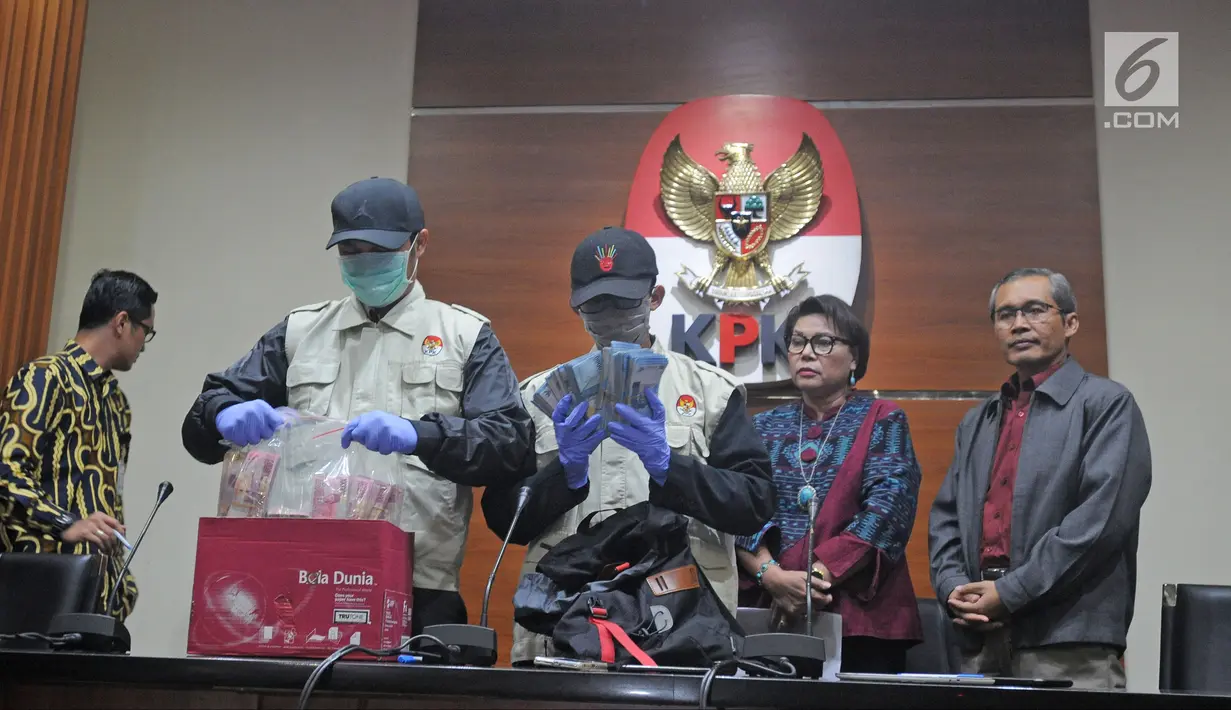 Penyidik KPK memperlihatkan uang hasil OTT Bupati Subang Imas Aryumningsih di Gedung KPK, Jakarta, Rabu (14/2). Politisi Partai Golkar tersebut diduga terlibat kasus perizinan prinsip penggunaan lahan untuk perusahaan. (Liputan6.com/Herman Zakharia)
