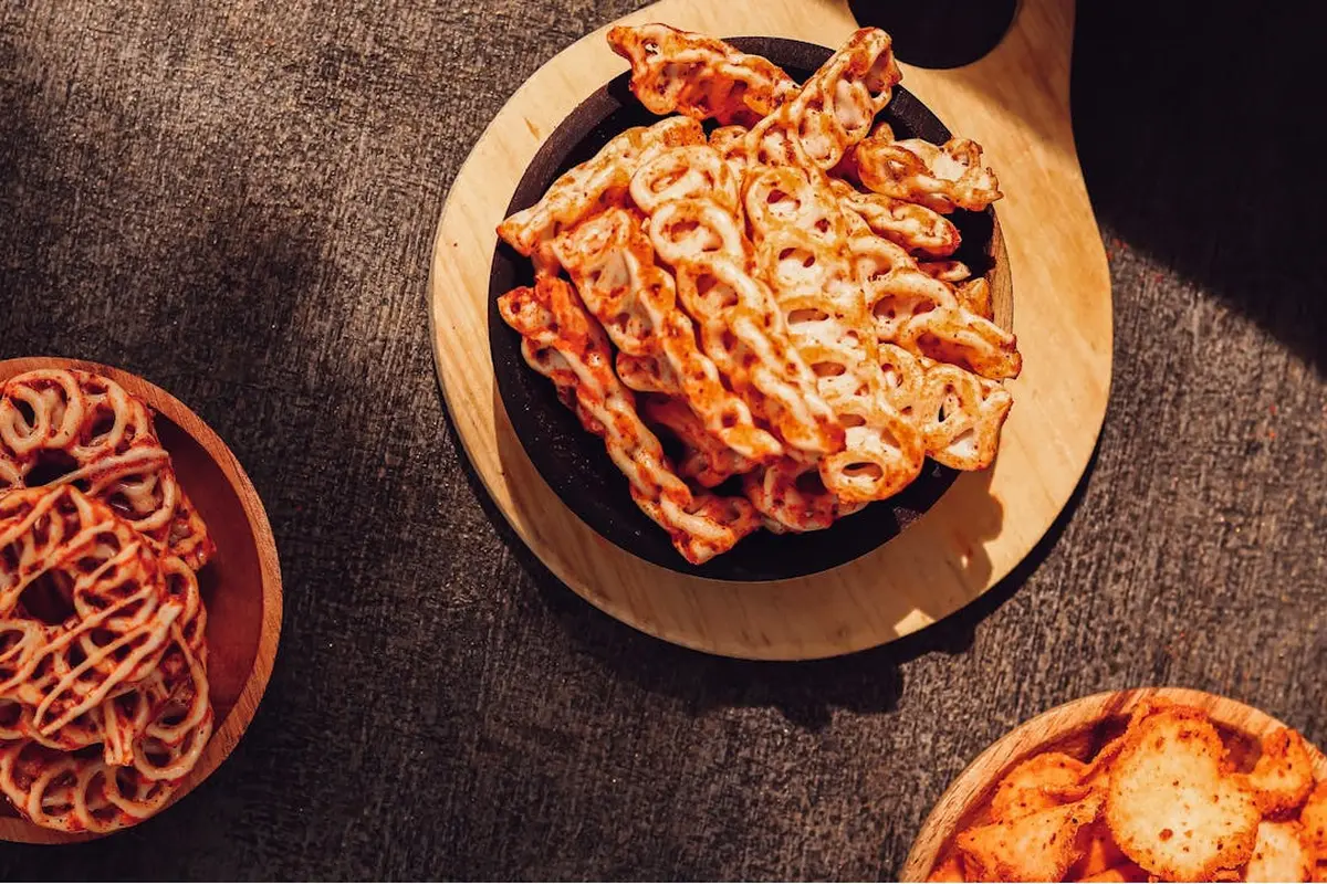 Kerupuk dan basreng pedas (Pexels)