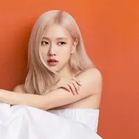 Rose BLACKPINK didapuk menjadi wajah dari brand kecantikan Sulwhasoo. Kehadirannya menggantikan Song Hye Kyo yang sebelumnya menjalin kerja sama cukup lama dengan Amore Pacific. (Foto: Sulwhasoo)