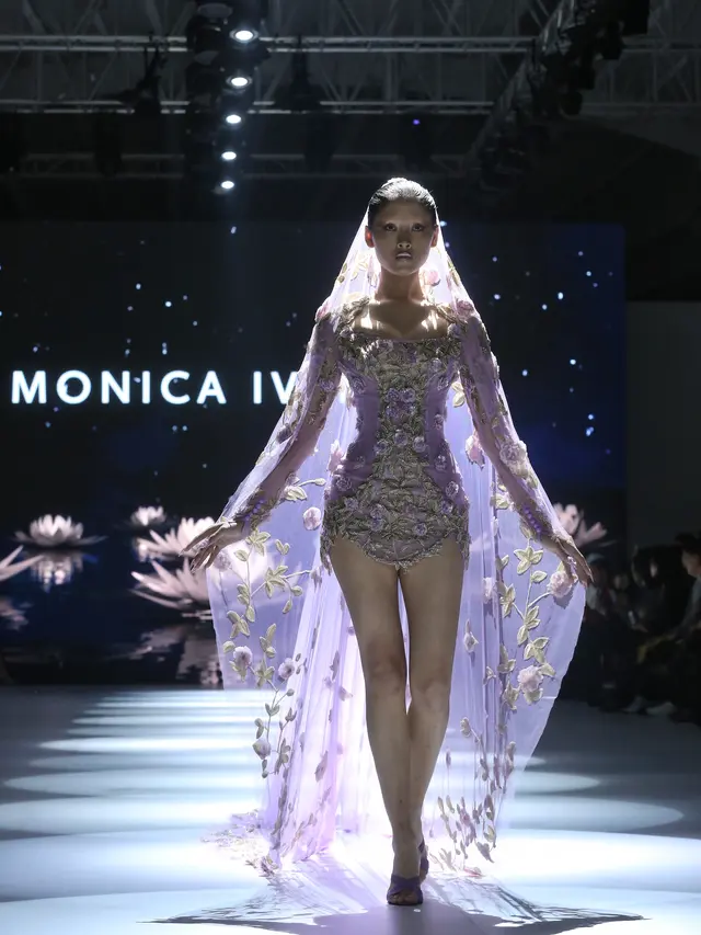 6 Potret Koleksi “Nyonya” Karya Monica Ivena di JFW 2025, Sebuah Penghargaan untuk Pengorbanan dan Kekuatan Para Ibu