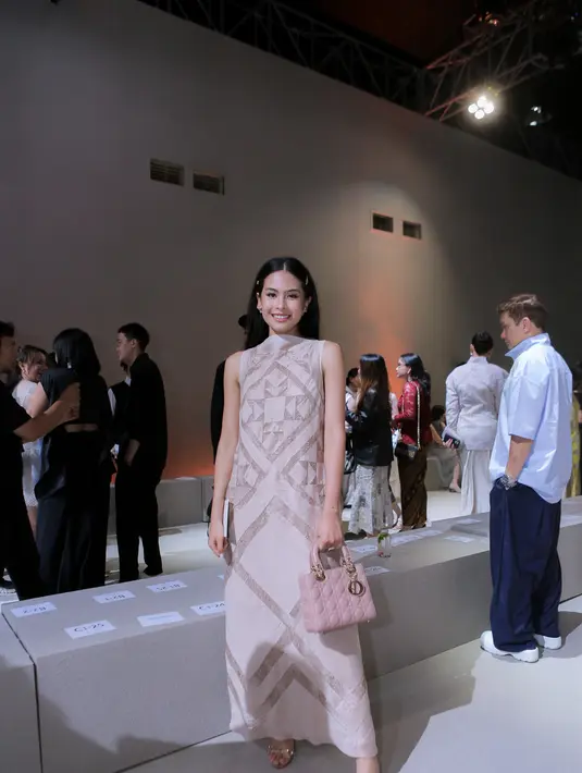 Maudy Ayunda tampil menawan dalam balutan dress tanpa lengan. Padu padan sempurna dengan handbag pink dan open-toe heels yang mempermanis penampilannya secara keseluruhan. [Foto: Document/FIMELA]