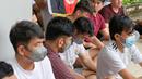 Pengungsi Afghanistan mengibarkan bendera negaranya untuk menunjukkan identitasnya di sebuah kamp pengungsi di Bekasi, Jawa Barat (20/8/2021). Mereka tidak bersedia kembali ke negaranya, terutama setelah Taliban mengambil alih kekuasaan dari pemerintahan Presiden Ashraf Ghani. (AFP/Bay Ismoyo)
