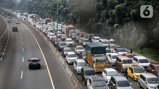 FOTO: Ribuan Kendaraan Arah Puncak Terjebak Penutupan Sistem One Way
