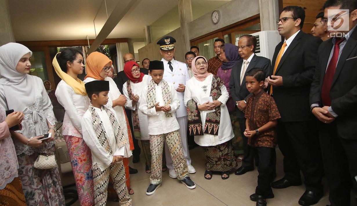 Gubernur DKI terpilih, Anies Baswedan melakukan doa bersama keluarga sebelum menuju Masjid Sunda Kelapa dari rumahnya di Lebak Bulus, Jakarta, Senin (16/10). Anies ke Sunda Kelapa untuk menemui wakilnya, Sandiaga Uno. (Liputan6.com/Immanuel Antonius)