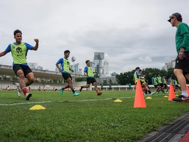 Dipimpin langsung oleh pelatih kepala Shin Tae-yong, Timnas Indonesia U-19 melakukan latihan perdana untuk persiapan Piala Dunia U-20 2023 di Stadion Madya, Senayan, Jakarta, Rabu (02/04/2022) sore WIB. (Bola.com/Bagaskara Lazuardi)