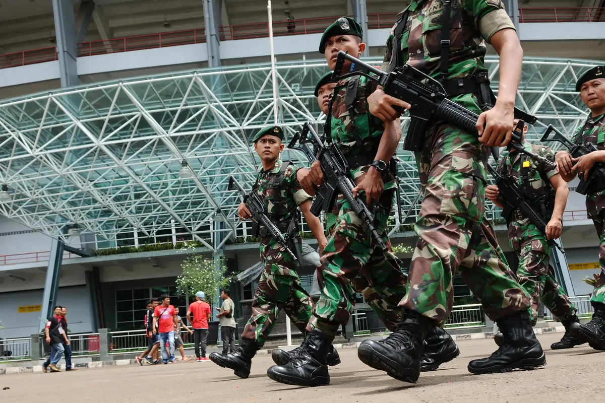 Personil TNI AD bersenjata lengkap berpatroli 