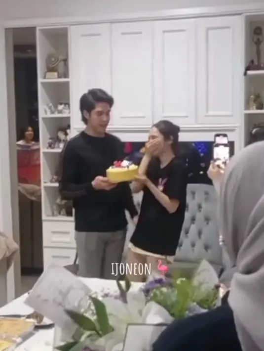 Momen El Rumi beri kejutan ulang tahun untuk Syifa Hadju. [Foto: Instagram/elsyifans3013]
