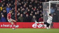 Sam Surridge dari Nottingham Forest, kiri, mencetak gol pertama timnya pada pertandingan sepak bola leg pertama semifinal Piala Liga Inggris melawan Nottingham Forest di City Ground, Nottingham, Inggris, Rabu, 25 Januari 2023. (Tim Goode/PA via AP)