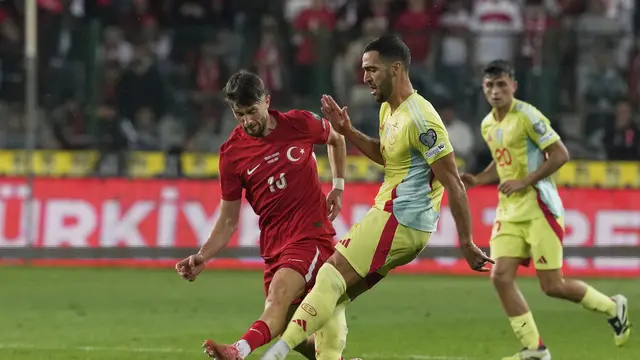 Mikel Merino (kanan) berebut bola dengan Ismail Yuksek saat Spanyol duel melawan Turki di laga matchday 2 Grup E Kualifikasi Piala Dunia 2026 Zona Eropa di Torku Arena, Senin (08/09/2025). (AP Photo/Khalil Hamra)