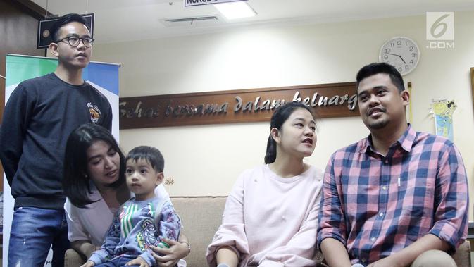 Putri Presiden Joko Widodo atau Jokowi, Kahiyang Ayu dan suami Bobby Nasution saat jumpa pers di RS YPK Mandiri, Jakarta, Jumat (3/8). Kahiyang dan Bobby memberi nama bayi mereka Sedah Mirah Nasution. (Liputan6.com/Herman Zakharia)