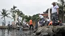 Prajurit Pusat Hidrografi dan Oseanografi TNI AL bersama petugas keamanan Ancol membersihkan sampah di sepanjang Pantai Ancol, Jakarta, Selasa (22/1). Kegiatan tersebut juga untuk memperindah lingkungan di pesisir Ancol. (Merdeka.com/Iqbal S. Nugroho)