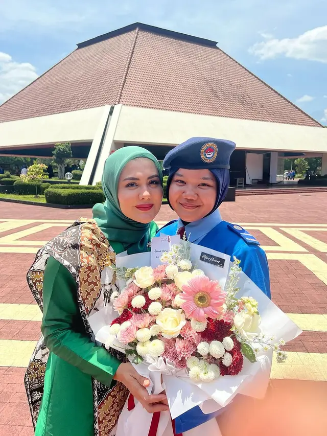 Juliana Moechtar dan Keluarga