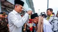 Wagub Sumut, Musa Rajekshah, menyambut kedatangan Habib Luthfi bin Yahya di Bandara Kualanamu, Kabupaten Deliserdang
