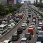 Kondisi arus lalu lintas di sepanjang tol dalam kota yang mengalami kemacetan, Jakarta, Kamis (24/12/2015). Kemacetan ini terjadi hingga ke jalan-jalan tol yang mengarah keluar Jakarta. (Liputan6.com/Angga Yuniar)