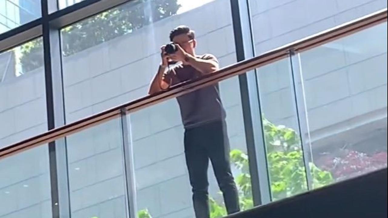 Rela Keliling Mal demi Dapat Angle Foto terbaik, Aksi Manis Jesse Choi ke Maudy Ayunda Bikin Iri