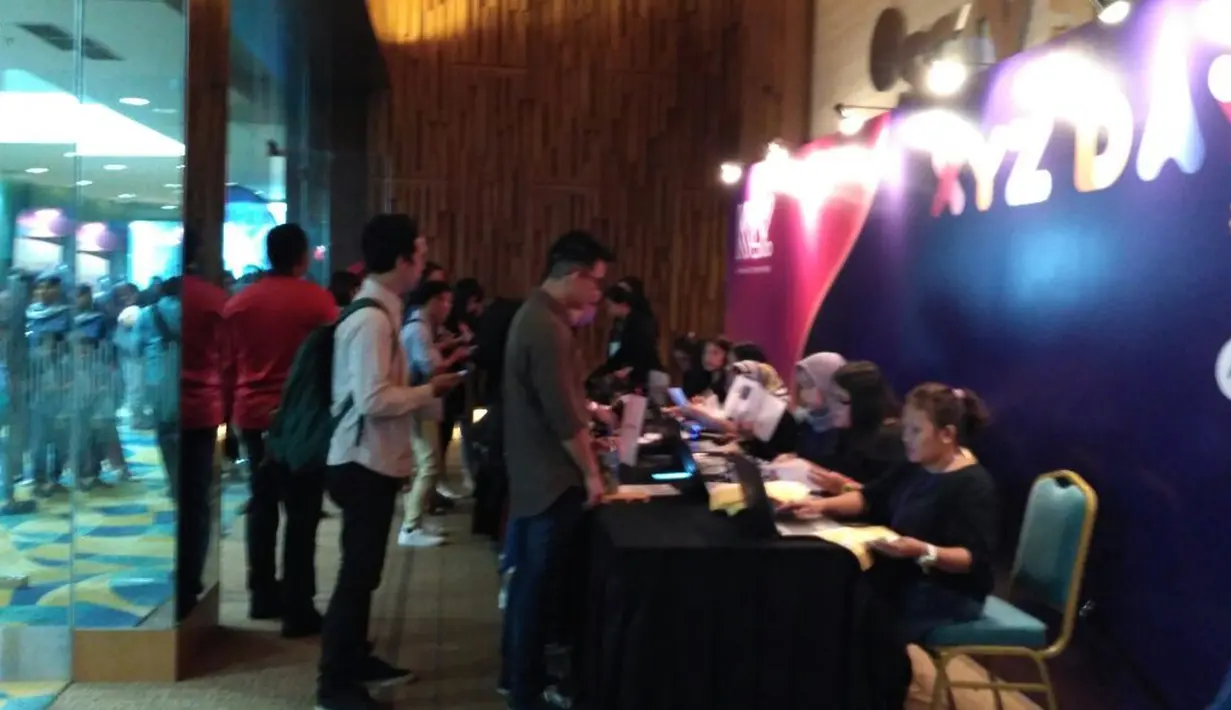 Sejak pagi tadi, begini suasana di pintu masuk lokasi acara. Para peserta sudah mengantri untuk memasuki acara tersebut. (Syifa Ismalia/Bintang.com)