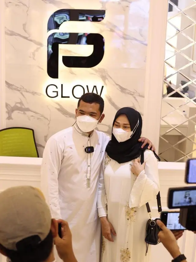 Youtuber Putra Siregar dan istri