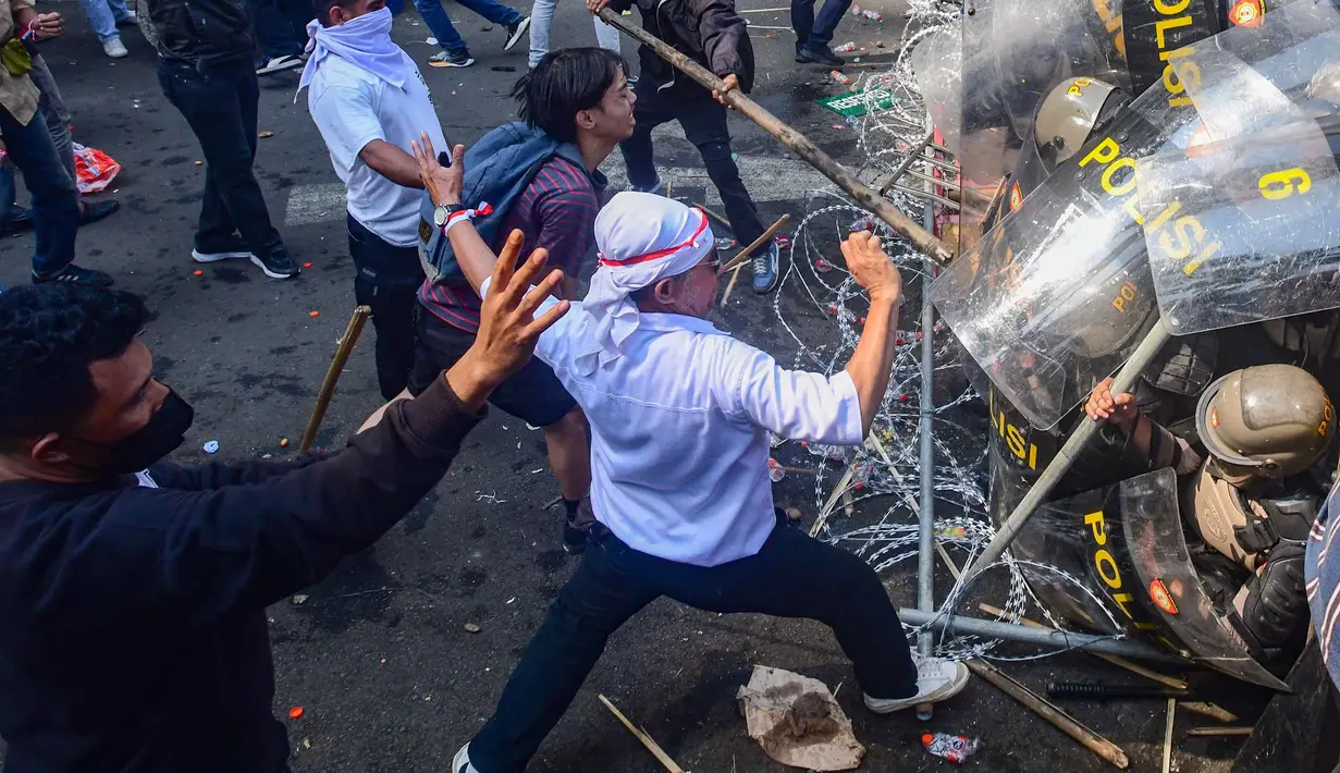 Massa yang menolak eksekusi lahan Hotel Sultan terlibat bentrok dengan petugas pengamanan gabungan di kawasan Gelora Bung Karno (GBK), Jakarta, Kamis (18/6/2026). (merdeka.com/Arie Basuki)