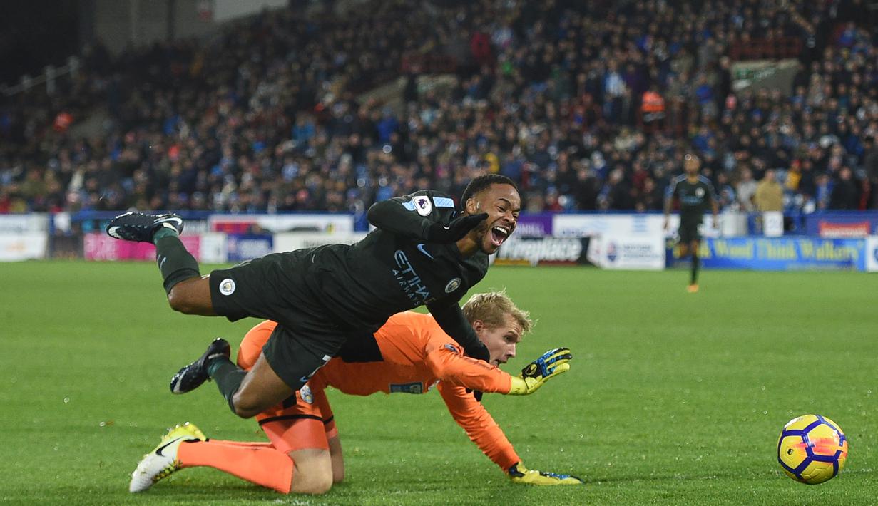 Raheem Sterling menambah keunggulan Manchester City dengan satu gol ke Huddersfield Town pada laga Premier League di John Smith's stadium, Huddersfield, (26/11/2017).  City menang 2-1. (AFP/Oli Scarff)