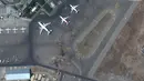 Foto satelit dari Maxar Technologies ini menunjukkan ribuan orang di landasan di Bandara Internasional Kabul, juga dikenal sebagai Bandara Internasional Hamid Karzai, Senin 16 Agustus 2021. (Satellite image ©2021 Maxar Technologies via AP)