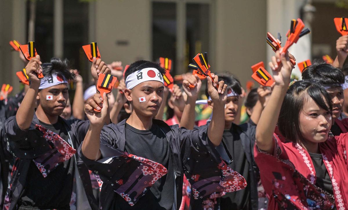 Ratusan Penari Semarakkan Festival Remo Yosakoi di Surabaya