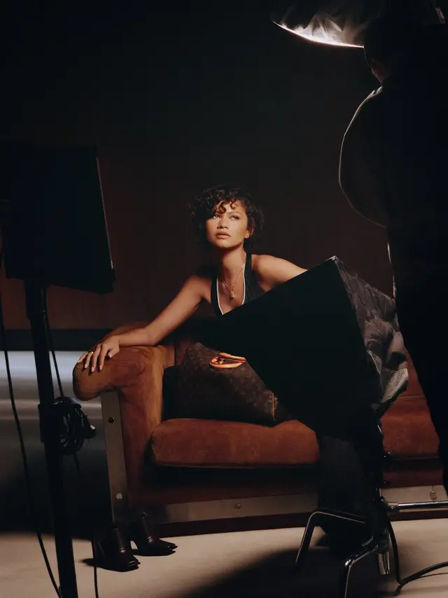 Zendaya Jinjing Tas Speedy Ikonis Era 1930-an, Rayakan 130 Tahun Monogram Louis Vuitton