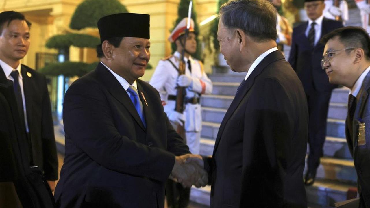 VIDEO: Prabowo Berkacamata Hitam Bikin Salfok, Temui Presiden Vietnam Bawa Misi Kemanusiaan