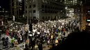 Warga turun ke jalan memprotes kemenangan Donald Trump dalam pemilihan Presiden AS, di Seattle, Washington, Rabu (9/11). Ribuan orang turun ke jalan di seluruh AS untuk mengekspresikan kemarahan dan kesedihan mereka. (REUTERS/Jason Redmond)