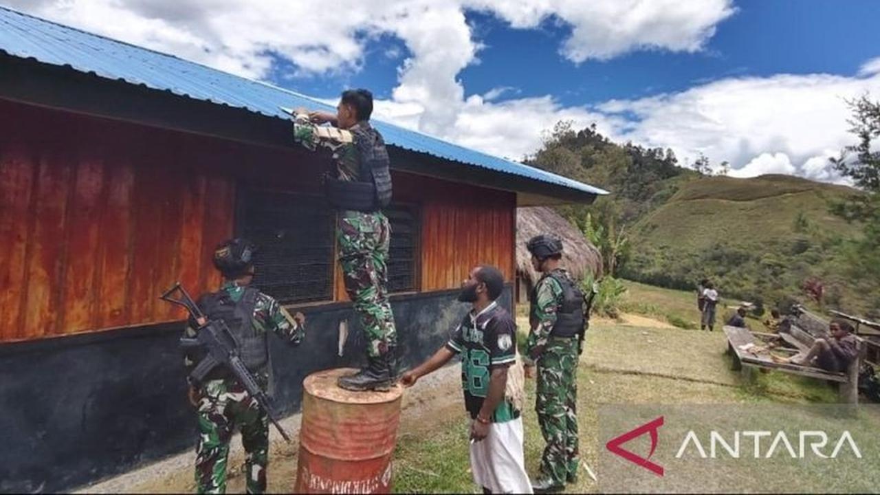 Prajurit TNI Pasang Lampu Tenaga Surya di Rumah Warga Papua, Tingkatkan Kesejahteraan