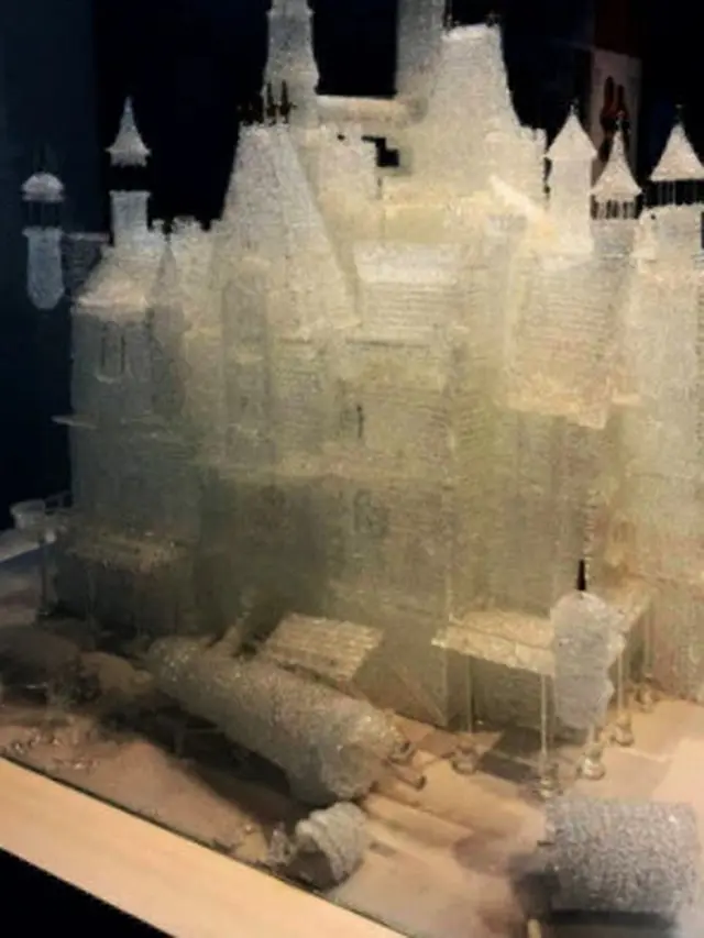 Berlarian di Museum, Bocah Ini Hancurkan Kastil Kaca Terbesar di Dunia