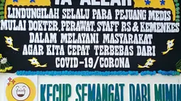 Karangan bunga dukungan untuk tim medis terlihat di RSPI Sulianti Saroso di Jakarta, Jumat (20/3/2020). Kiriman bunga itu dikirimkan oleh masyarakat untuk memberikan semangat sekaligus mendoakan para tenaga medis yang sedang bertugas. (Liputan6.com/@rspi_suliantisaroso)