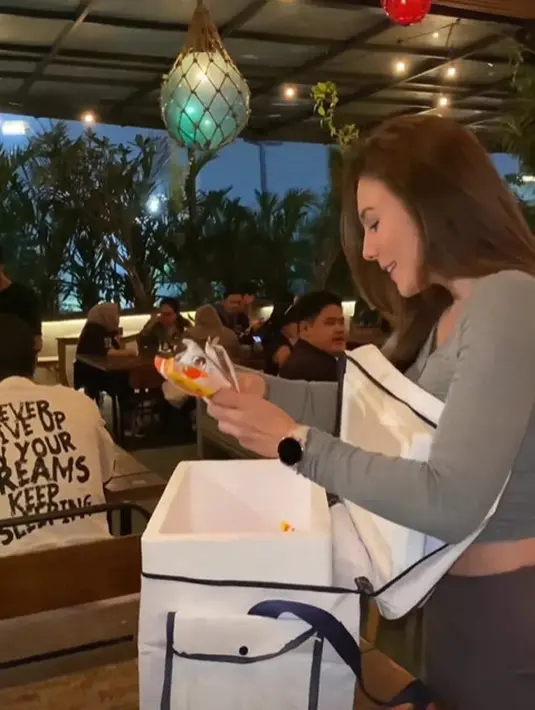 <p>Outfit santai ini memamerkan postur body goals Wulan Guritno [@lucyintheskyjakarta]</p>