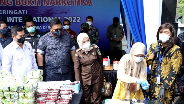 Badan Narkotika Nasional (BNN) RI saat memusnahkan sabu dan happy five, Kamis (9/6/2022). (dok BNN)