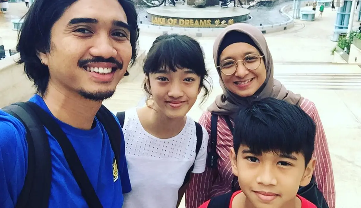 Vokalis band satu ini juga jauh dari gosip dalam hal keluarga. Duta sebagai vokalis band Sheila on 7 ini sering kali terlihat menghabiskan liburan bersama keluarganya dalam postingan akun Instagram. (Liputan6.com/duta507)